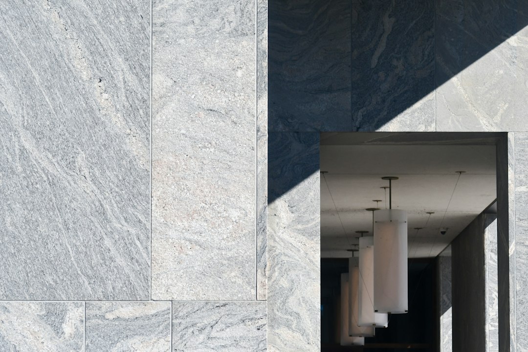 Natursteinwunder: Die Renaissance von Marmor und Quarzit im modernen Wohnraum